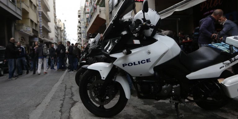 Επίθεση 20 ατόμων κατά αστυνομικών έξω από την πρεσβεία της Γερμανίας με καδρόνια -Εξι συλλήψεις